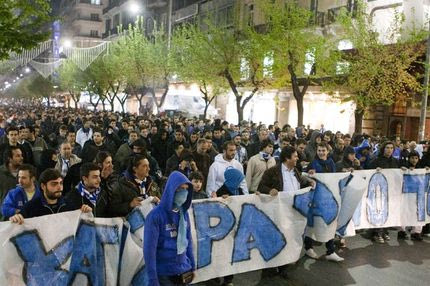 Ξεχύθηκαν στο δρόμο οι οπαδοί του Ηρακλή. Δεν αποφεύχθηκαν τα επεισόδια