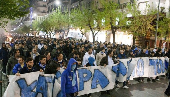 Ξεχύθηκαν στο δρόμο οι οπαδοί του Ηρακλή. Δεν αποφεύχθηκαν τα επεισόδια
