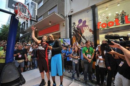 O Kobe Bryant στα εγκαίνια του House of Hoops