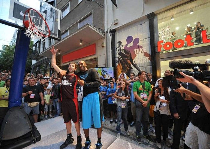 O Kobe Bryant στα εγκαίνια του House of Hoops