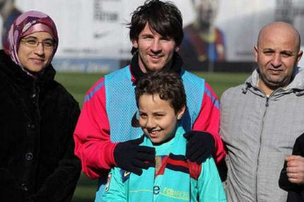 Ο Μέσι αφιερώνει γκολ σε παιδί με προσθετικά μέλη