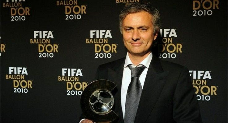 Ο Μουρίνιο χάρισε το τρόπαιο του κορυφαίου στο ίδρυμα Μπόμπι Ρόμπσον