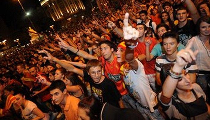 Ατελείωτο πανηγύρι στα Σκόπια