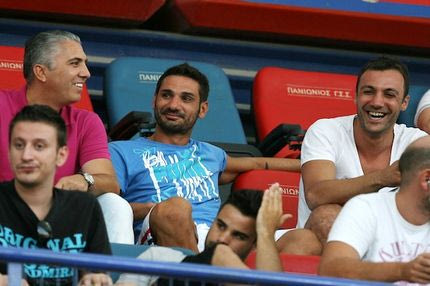 Πιάνουν δουλειά Αλεξόπουλος, Κέζος