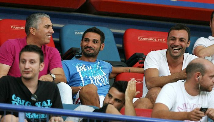 Πιάνουν δουλειά Αλεξόπουλος, Κέζος