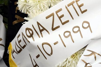 “Ασπρόμαυρα” δάκρυα στα Τέμπη