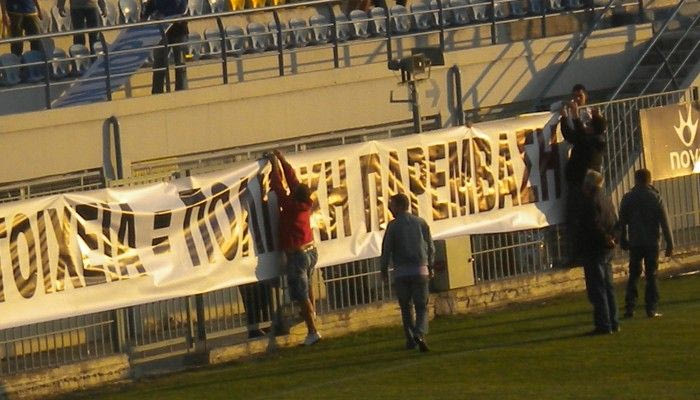 Πανό, συνθήματα και διακοπές στο φιλικό με τον Εθνικό Αστέρα