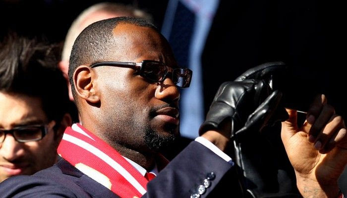 Απόλαυσε το ντέρμπι του “Άνφιλντ” ο Λεμπρόν