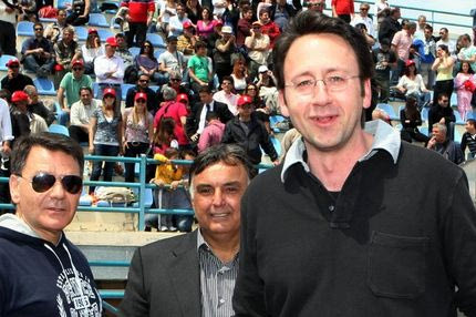 Παραδίδει τα δελτία στον Πιλάβιο ο Κούγιας