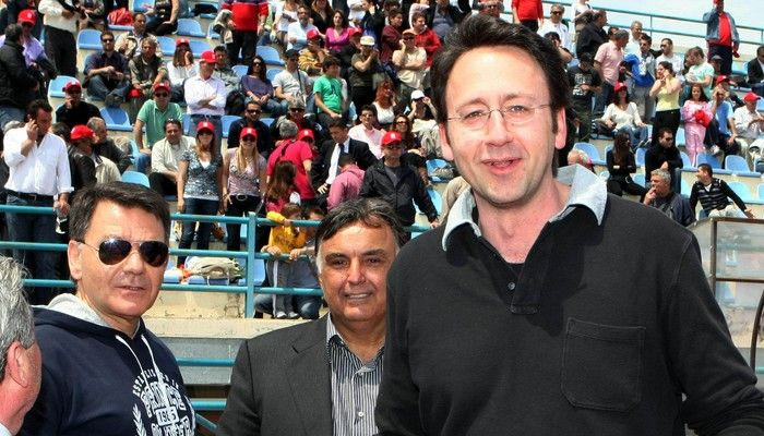 Παραδίδει τα δελτία στον Πιλάβιο ο Κούγιας