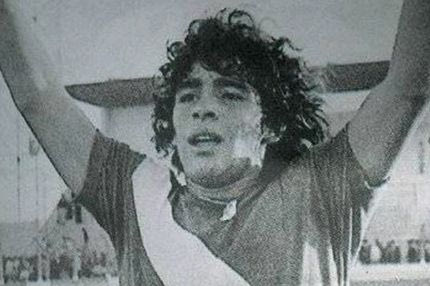 Πέρασαν 35 χρόνια από το ντεμπούτο του Μαραντόνα