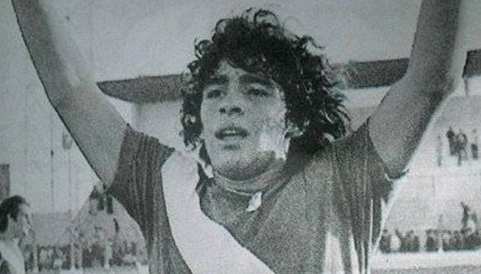 Πέρασαν 35 χρόνια από το ντεμπούτο του Μαραντόνα