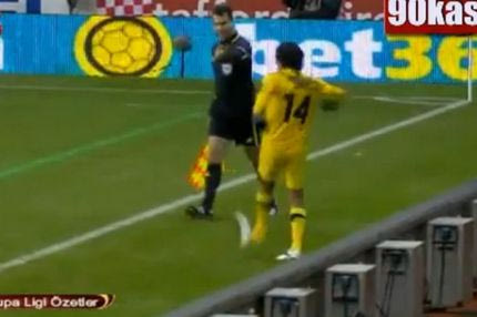 Πέταξε παπούτσι σε Έλληνα επόπτη