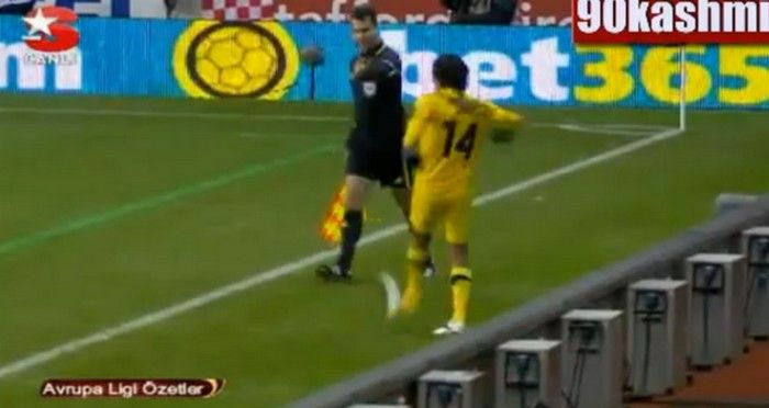 Πέταξε παπούτσι σε Έλληνα επόπτη