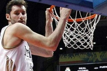 Απίστευτο τρίποντο του Ρούντι Φερνάντεθ!