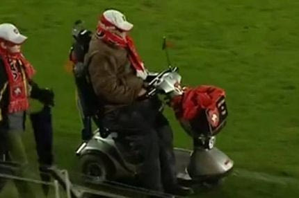 Επέστρεψε ο χούλιγκαν με το σκούτερ