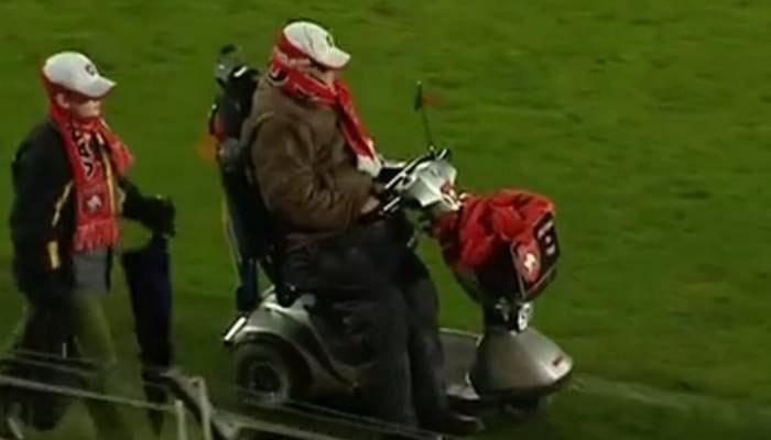 Επέστρεψε ο χούλιγκαν με το σκούτερ