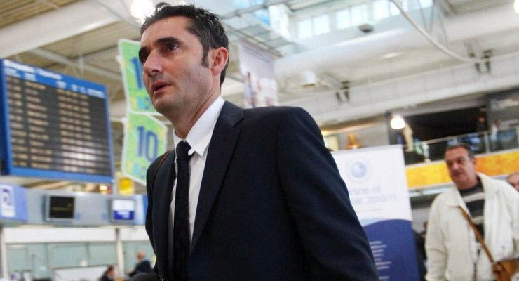 Υποδοχή από Έλληνες στην αποστολή του Ολυμπιακού