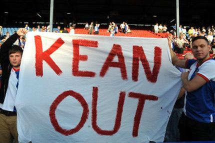 Απαγορεύει τα πανό κατά του προπονητή της