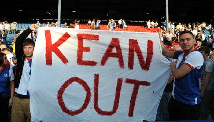 Απαγορεύει τα πανό κατά του προπονητή της