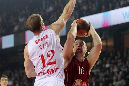 Σαρλερουά-Αρμάνι Mιλάνο 76-81