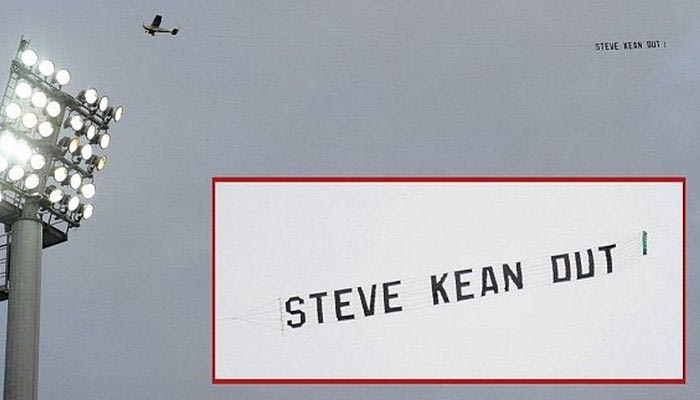 Eναέριο πανό κατά του Κιν στο “Ιγουντ Παρκ”