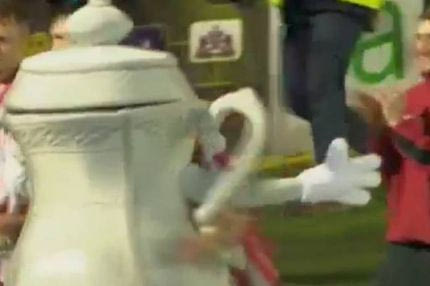 Γκρέμισαν τη μασκότ…