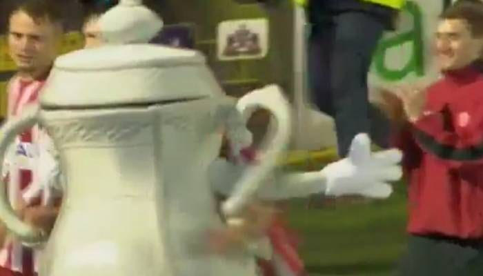 Γκρέμισαν τη μασκότ…