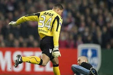 Διεκόπη το Άγιαξ-Άλκμααρ λόγω ξύλου τερματοφύλακα με οπαδό