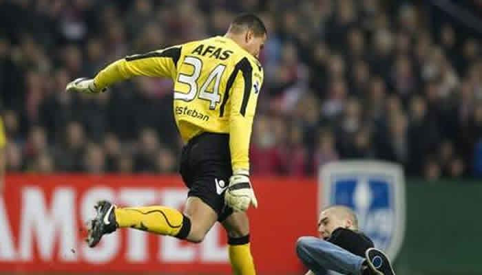 Διεκόπη το Άγιαξ-Άλκμααρ λόγω ξύλου τερματοφύλακα με οπαδό