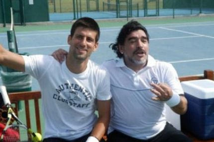 Ο Μαραντόνα κάνει κόλπα με μπαλάκι του τένις