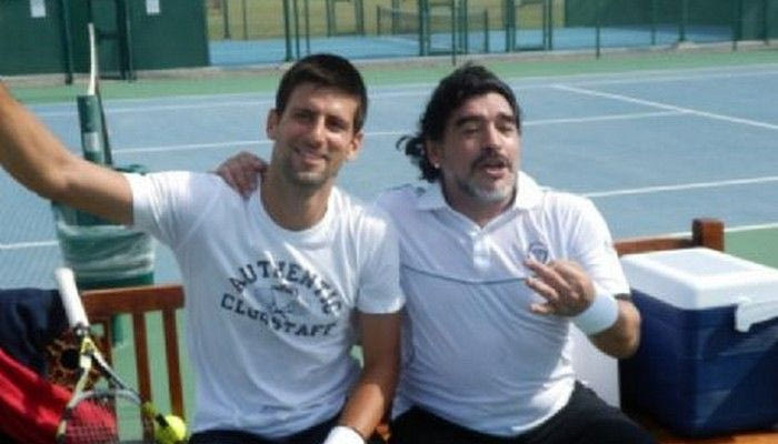 Ο Μαραντόνα κάνει κόλπα με μπαλάκι του τένις