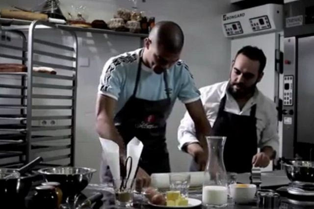 Πλάθει κουλουράκια ο Πέπε