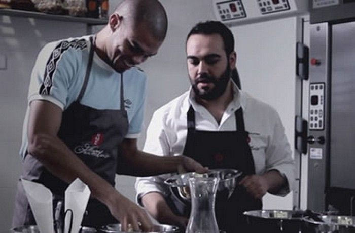 Πέπε: “Πλάθω κουλουράκια”…