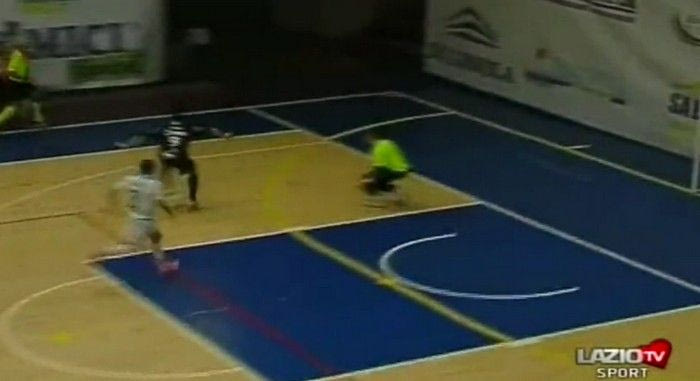 Γκολ ποίημα με το τακουνάκι