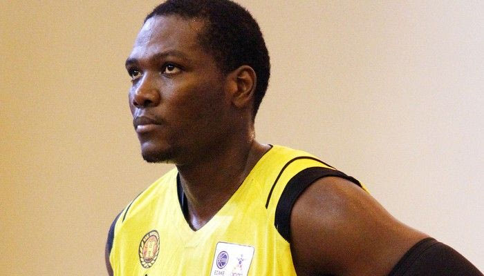 Σφίγγει τα δόντια ο Χολ