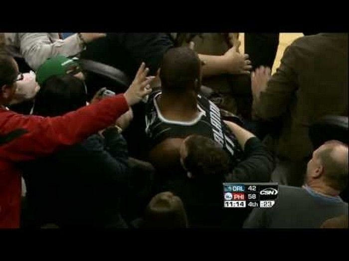 Το “μεγάλο μωρό” έκατσε πάνω σε φιλάθλους!