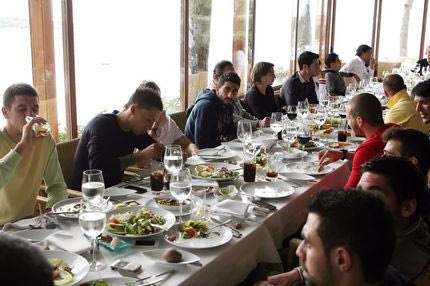 Τους κέρασε ο Μανιάτης