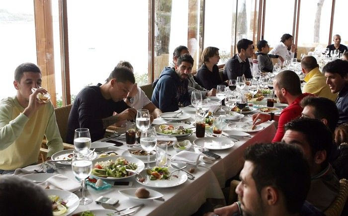 Τους κέρασε ο Μανιάτης