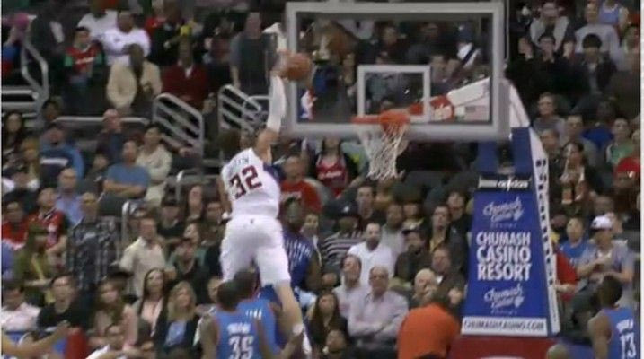 Κάρφωσε πάνω από αντίπαλο!