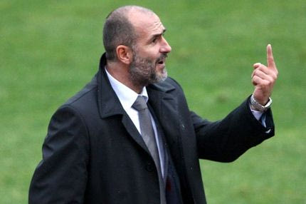 Ο Πρόμπιερζ με την πλάτη στον τοίχο