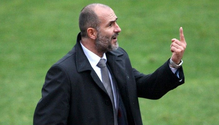 Ο Πρόμπιερζ με την πλάτη στον τοίχο