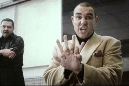 Ο Βινι Τζόουνς διδάσκει τεχνητή αναπνοή!