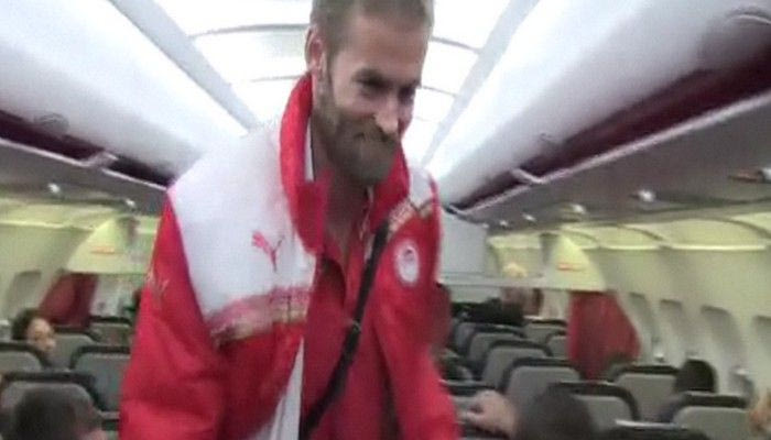 Το αεροπλάνο της επιστροφής και οι ατάκες του Βαλβέρδε