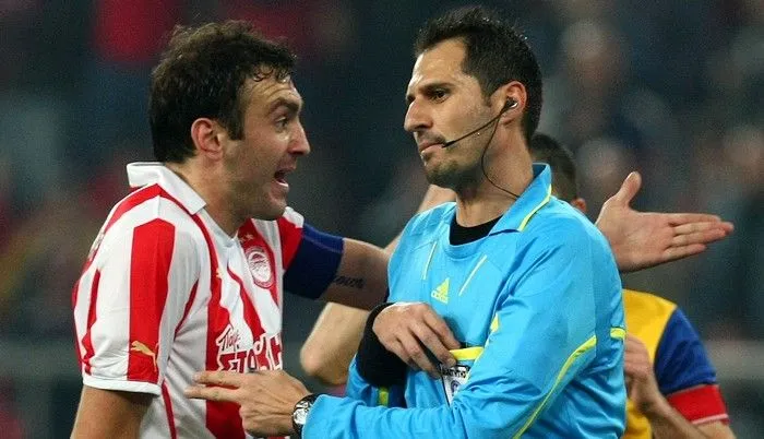 O Παππάς σφυρίζει στο ντέρμπι