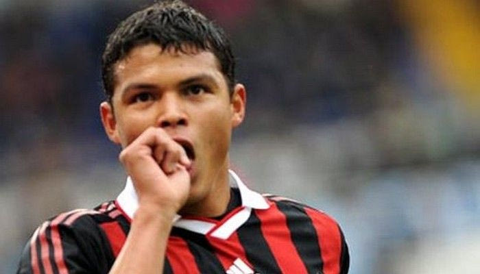 Κοιτάζει Τιάγκο Σίλβα η Μπαρτσελόνα