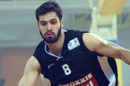 Τρεις έξω, δύο μέσα