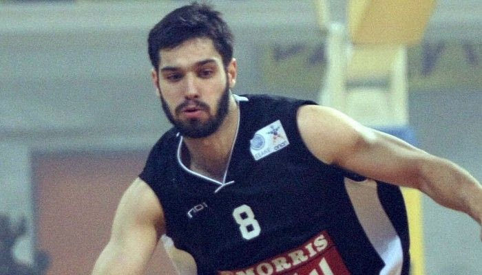 Τρεις έξω, δύο μέσα