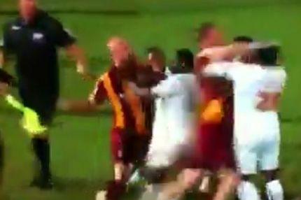 Μπουνιές, κλοτσιές και κόκκινες