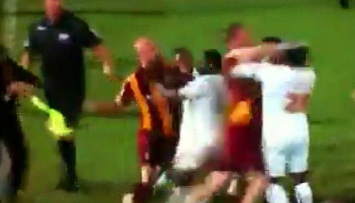 Μπουνιές, κλοτσιές και κόκκινες